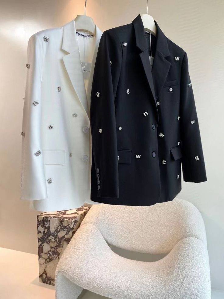 Пиджак oversize в черном и белом цвете.